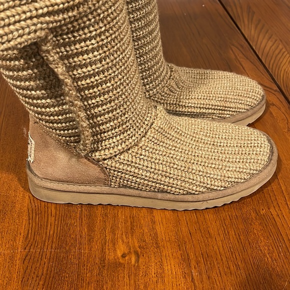 EUC UGG Classic Cardy Button Detailed Yarn Knit Boots Tan Wool Lining Size 8 - Picture 4 of 10